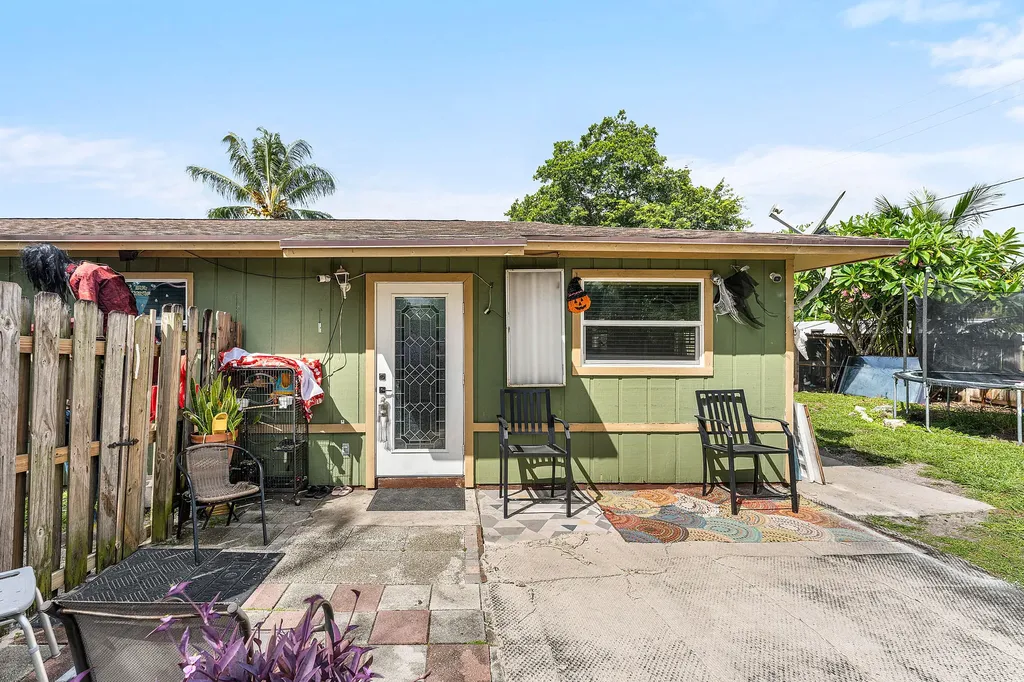2907 Apalachee Road Palm Springs FL 33406