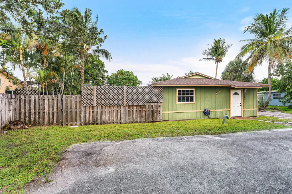 2907 Apalachee Road Palm Springs FL 33406