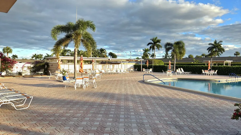 2568 Dudley Drive E West Palm Beach FL 33415