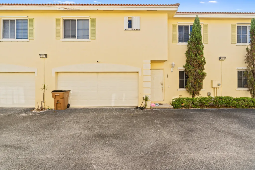 176 SE 2nd Street SE Deerfield Beach FL 33441