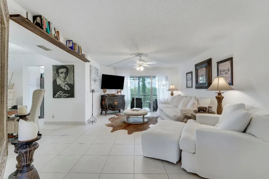3755 Via Poinciana Greenacres FL 33467