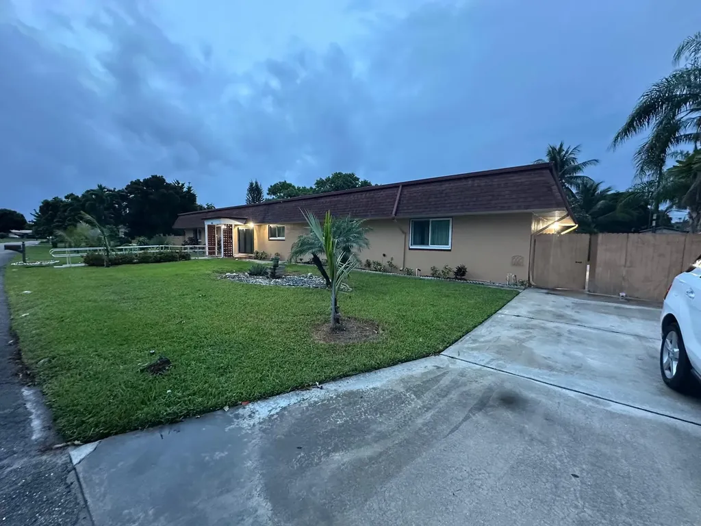 1616 Crandon Avenue Mangonia Park FL 33407