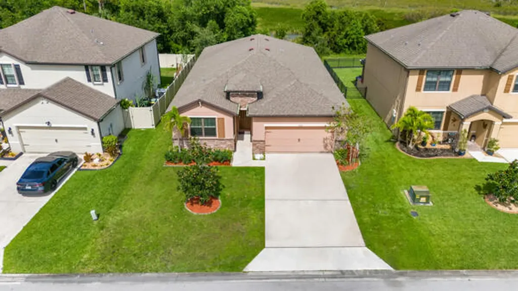 6122 NW Regent Street Port St Lucie FL 34983
