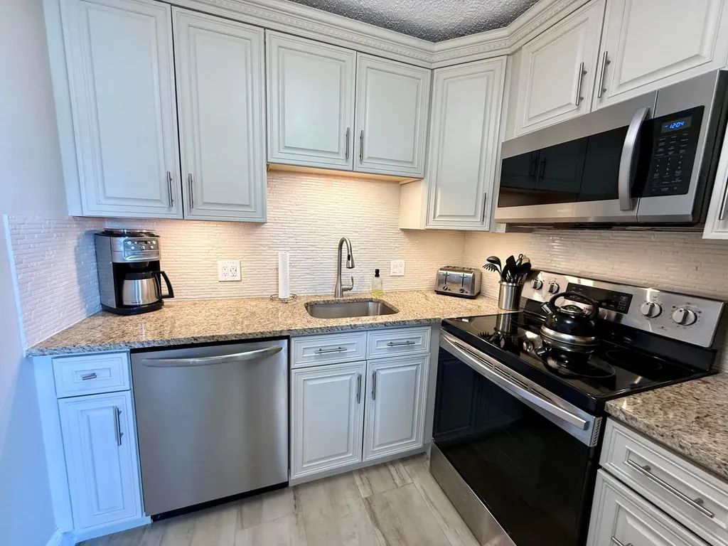 359 Oakridge T Deerfield Beach FL 33442