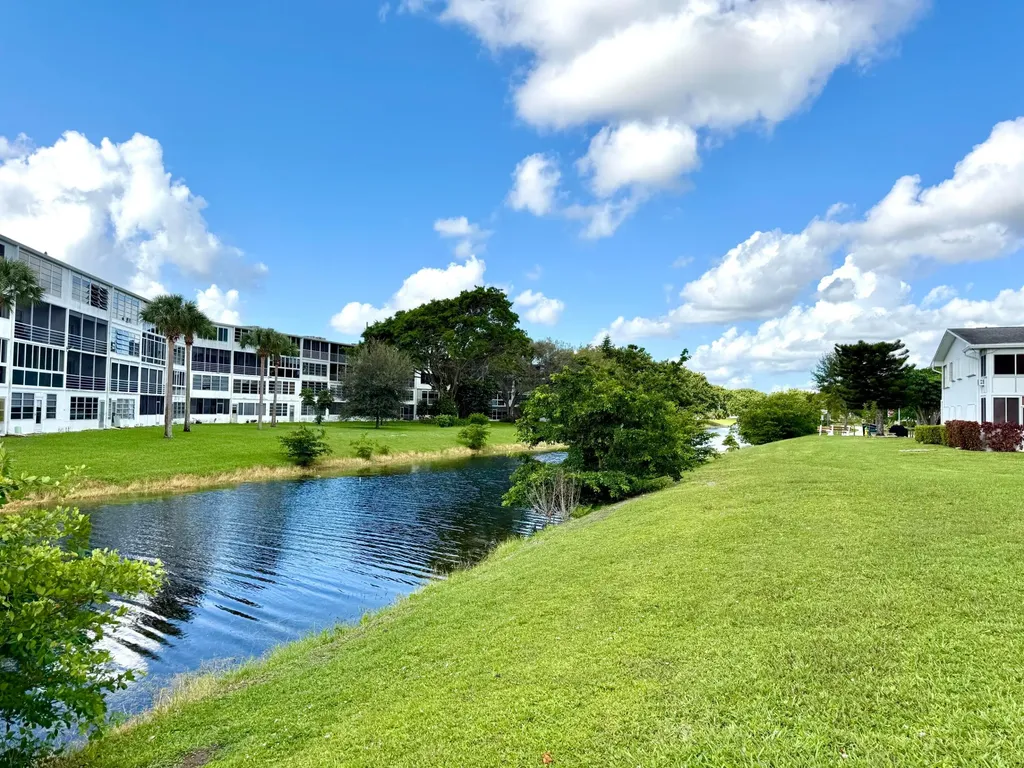359 Oakridge T Deerfield Beach FL 33442