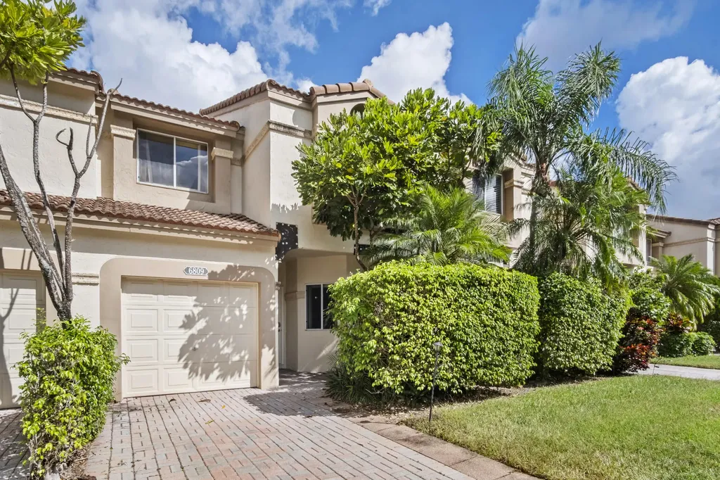 6809 Via Regina Boca Raton FL 33433