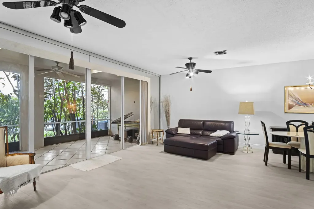 6809 Via Regina Boca Raton FL 33433