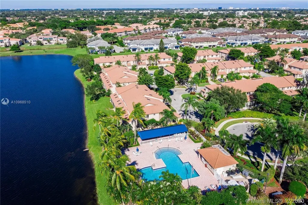 6809 Via Regina Boca Raton FL 33433