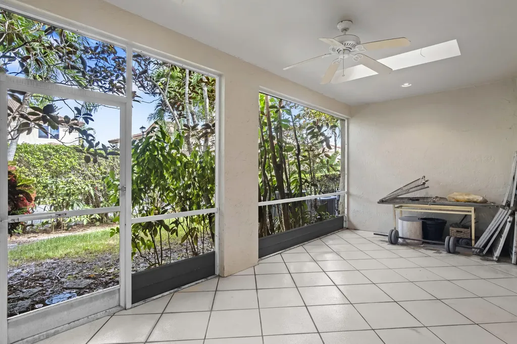 6809 Via Regina Boca Raton FL 33433