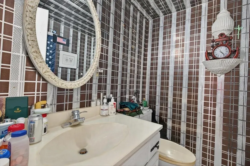 2425 Presidential Way West Palm Beach FL 33401