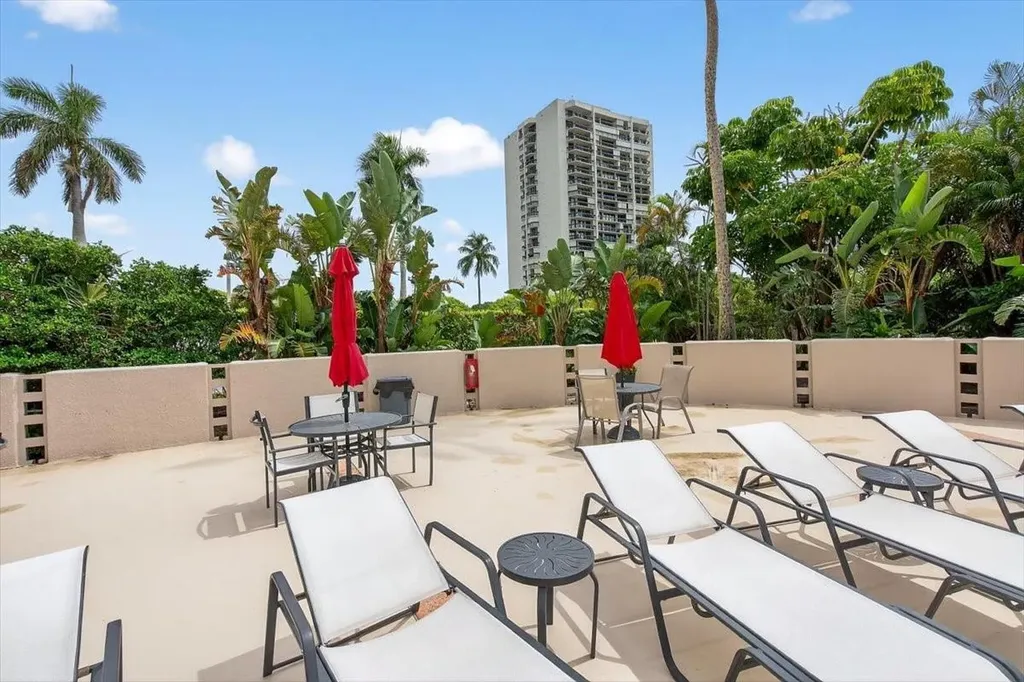 2425 Presidential Way West Palm Beach FL 33401