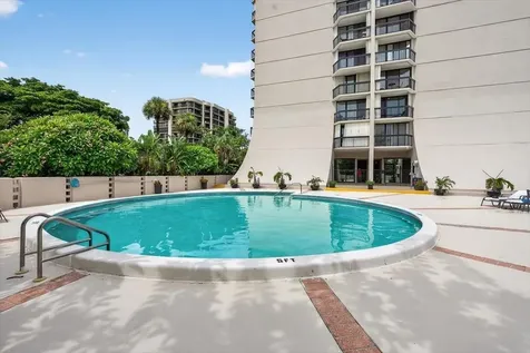 2425 Presidential Way West Palm Beach FL 33401