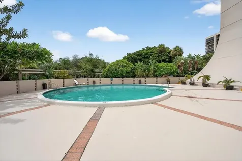 2425 Presidential Way West Palm Beach FL 33401