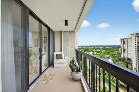 2425 Presidential Way West Palm Beach FL 33401