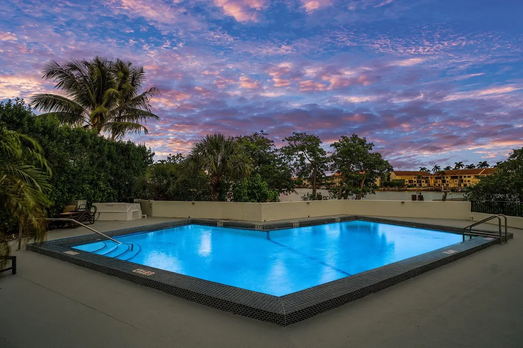931 Palm Trail Delray Beach FL 33483