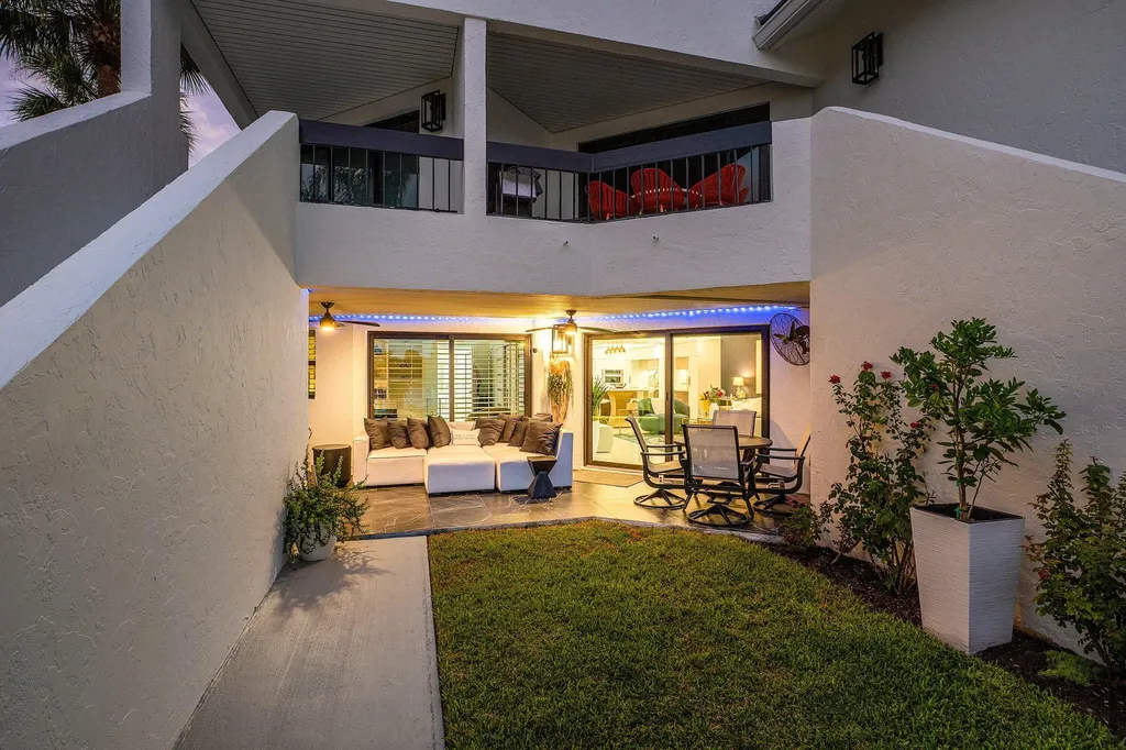 931 Palm Trail Delray Beach FL 33483