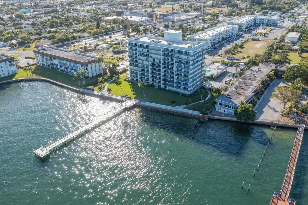 3040 Lake Shore Drive Riviera Beach FL 33404