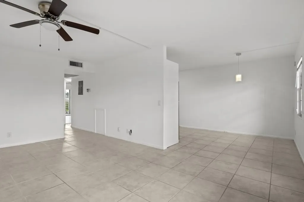 2044 Hythe C Boca Raton FL 33434