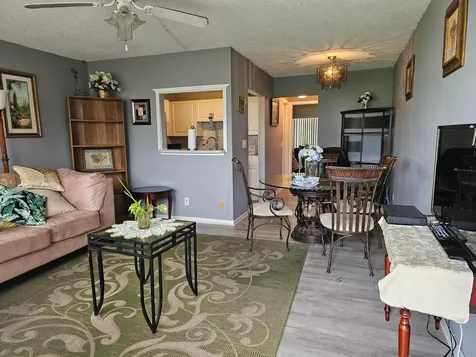 102 Easthampton E West Palm Beach FL 33417