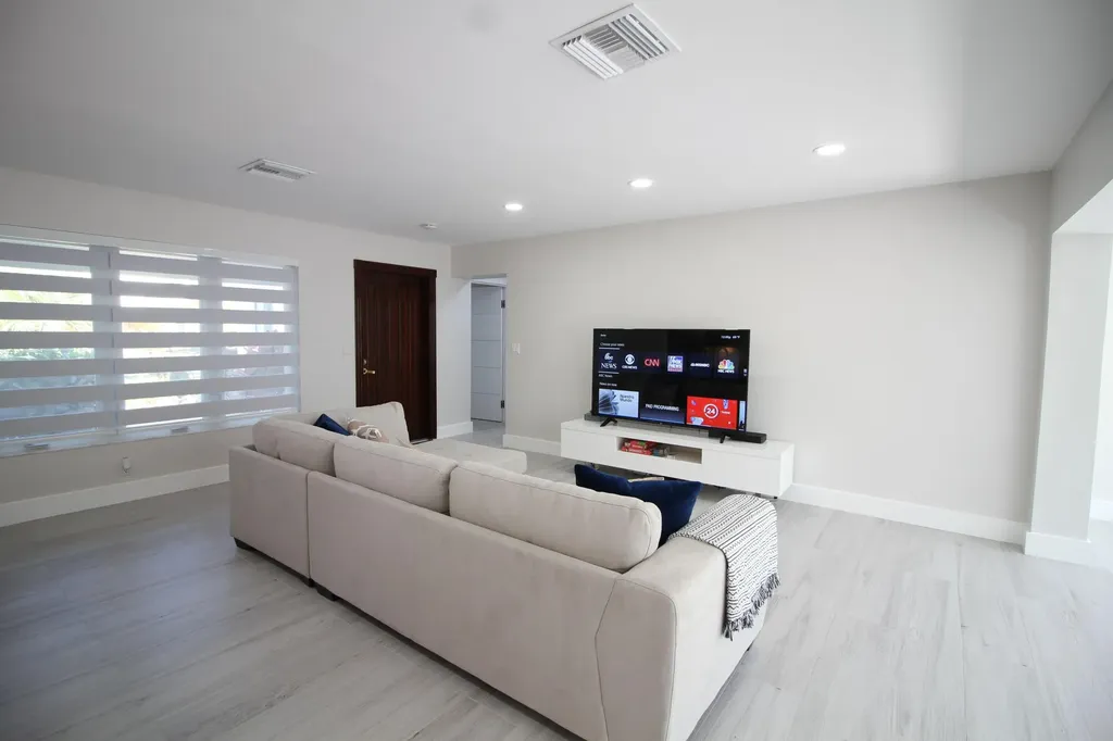 2548 SE 14th Street E Pompano Beach FL 33062