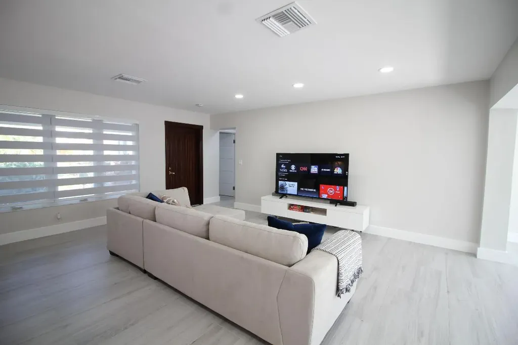 2548 SE 14th Street E Pompano Beach FL 33062