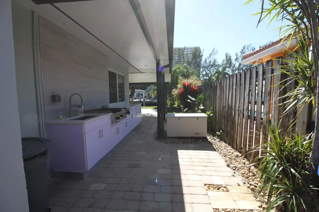 2548 SE 14th Street E Pompano Beach FL 33062