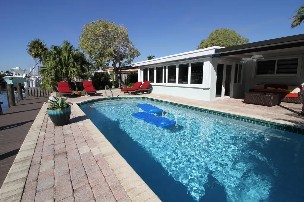 2548 SE 14th Street E Pompano Beach FL 33062