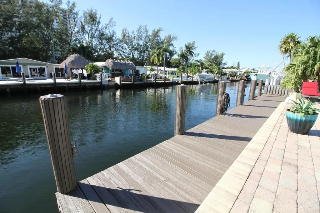 2548 SE 14th Street E Pompano Beach FL 33062