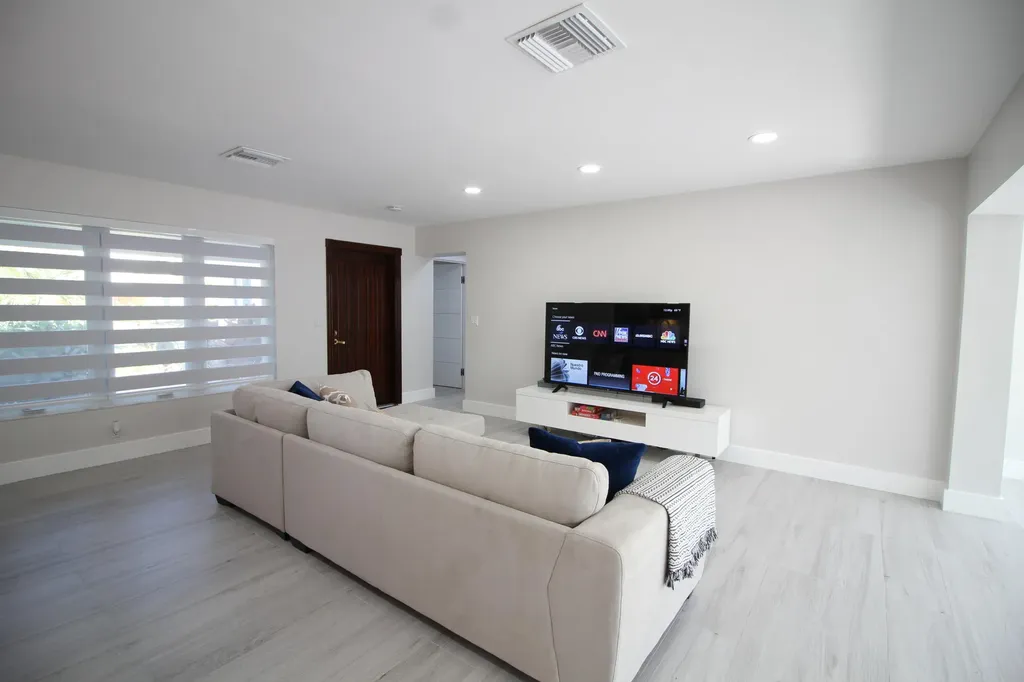 2548 SE 14th Street E Pompano Beach FL 33062