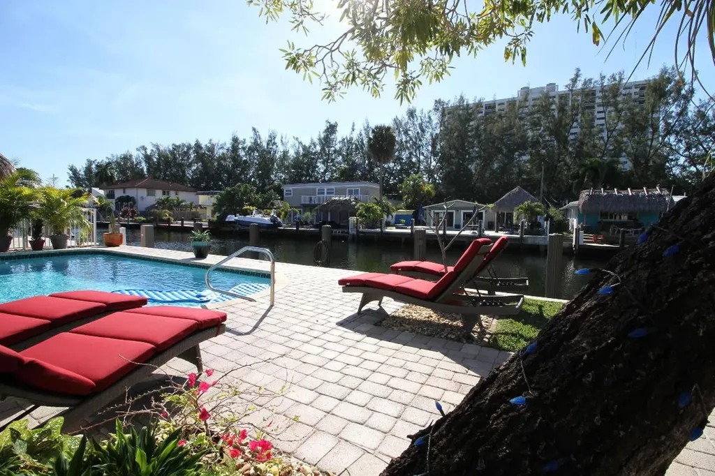 2548 SE 14th Street E Pompano Beach FL 33062