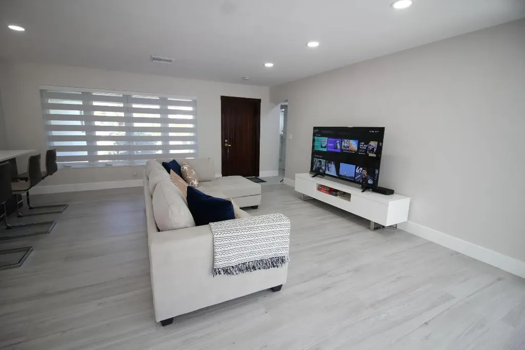 2548 SE 14th Street E Pompano Beach FL 33062