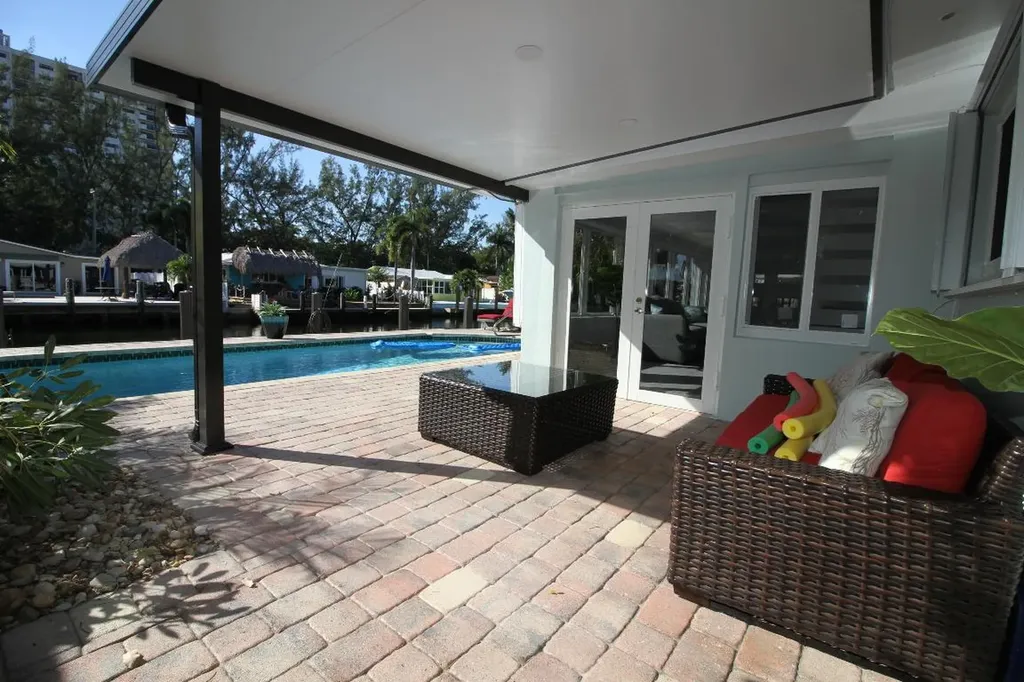 2548 SE 14th Street E Pompano Beach FL 33062