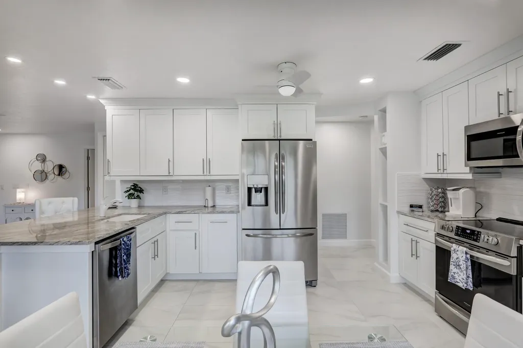 6 Lexington Lane E Palm Beach Gardens FL 33418