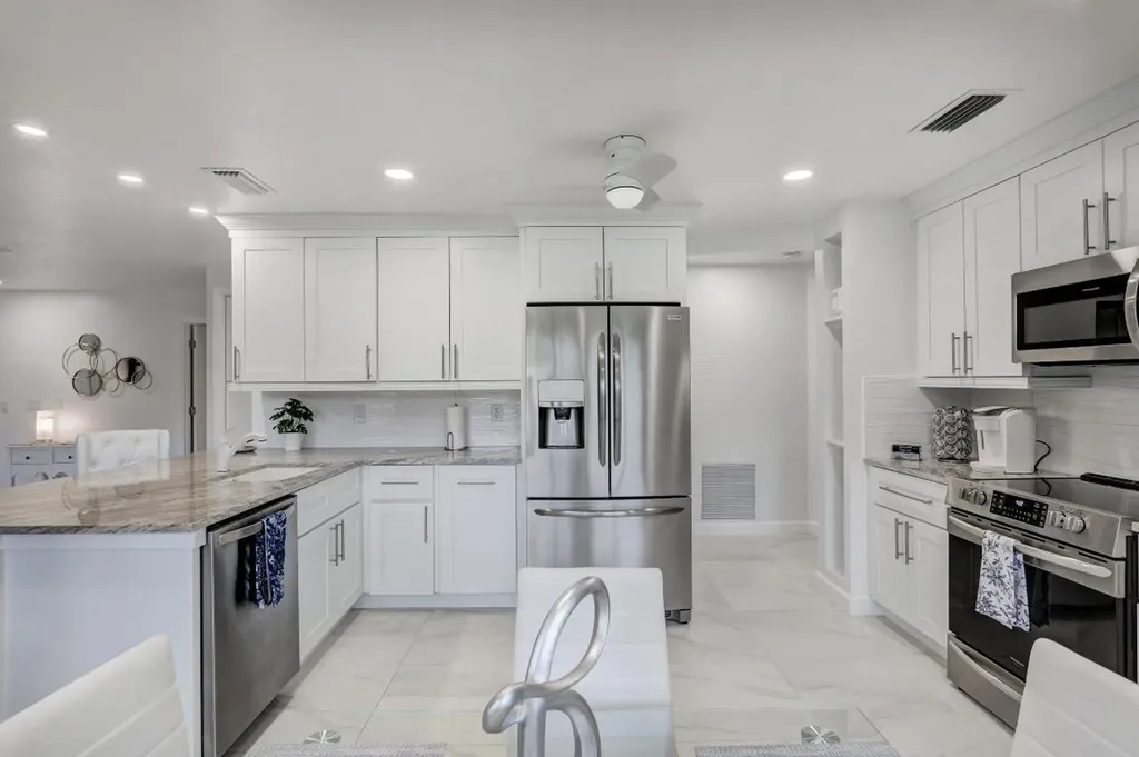 6 Lexington Lane E Palm Beach Gardens FL 33418
