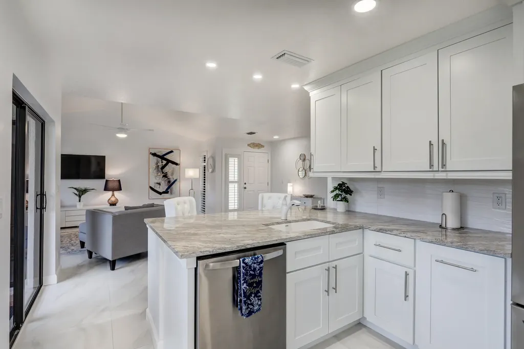 6 Lexington Lane E Palm Beach Gardens FL 33418