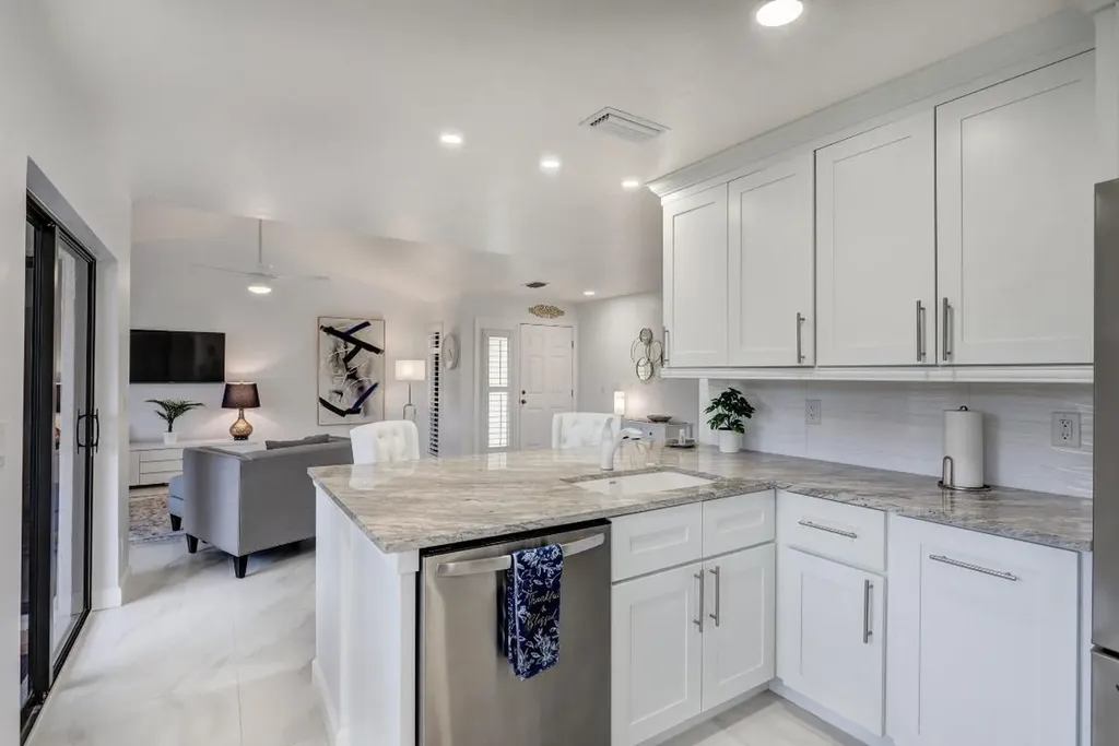 6 Lexington Lane E Palm Beach Gardens FL 33418