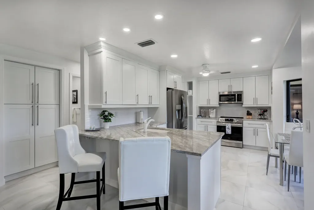 6 Lexington Lane E Palm Beach Gardens FL 33418