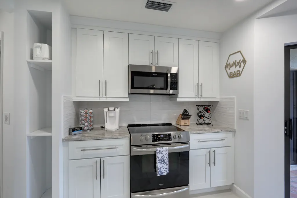 6 Lexington Lane E Palm Beach Gardens FL 33418