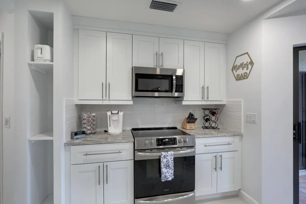 6 Lexington Lane E Palm Beach Gardens FL 33418