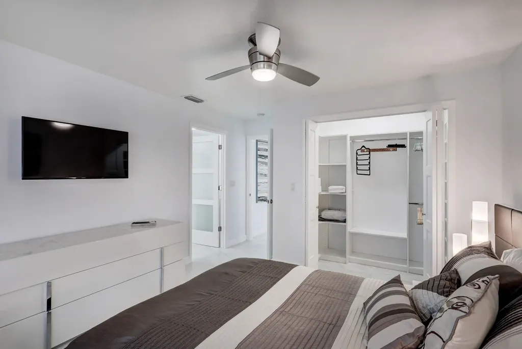 6 Lexington Lane E Palm Beach Gardens FL 33418