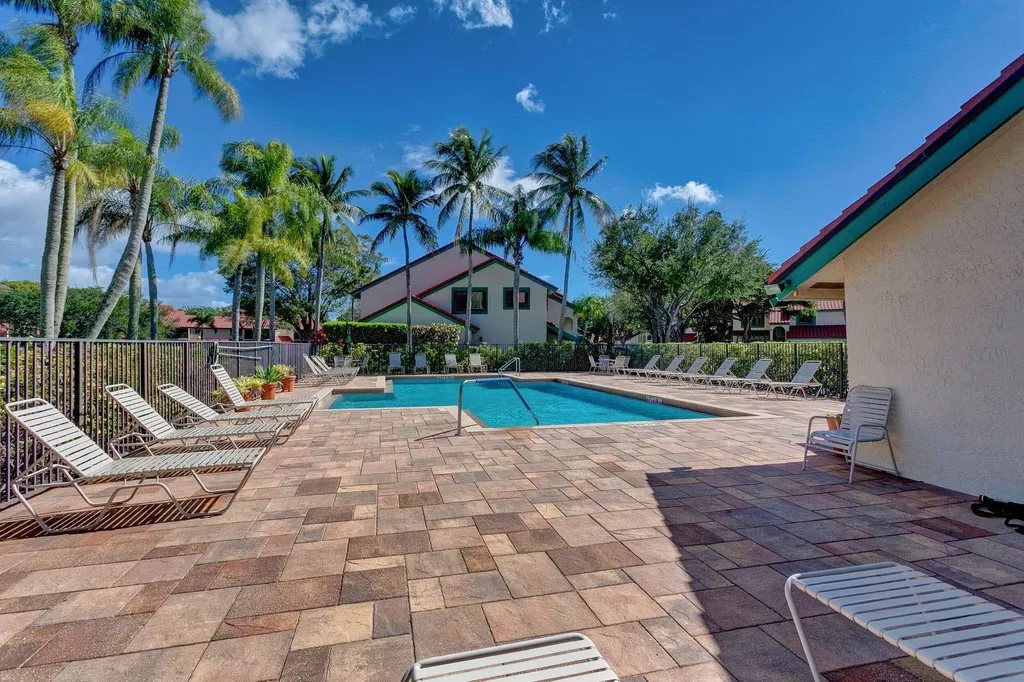 6 Lexington Lane E Palm Beach Gardens FL 33418