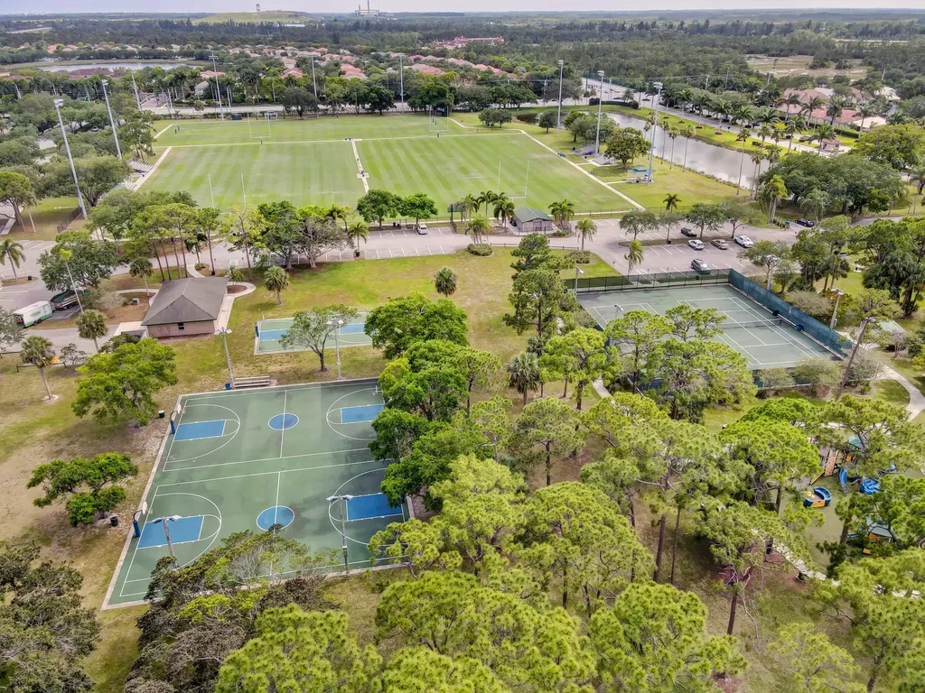 6 Lexington Lane E Palm Beach Gardens FL 33418