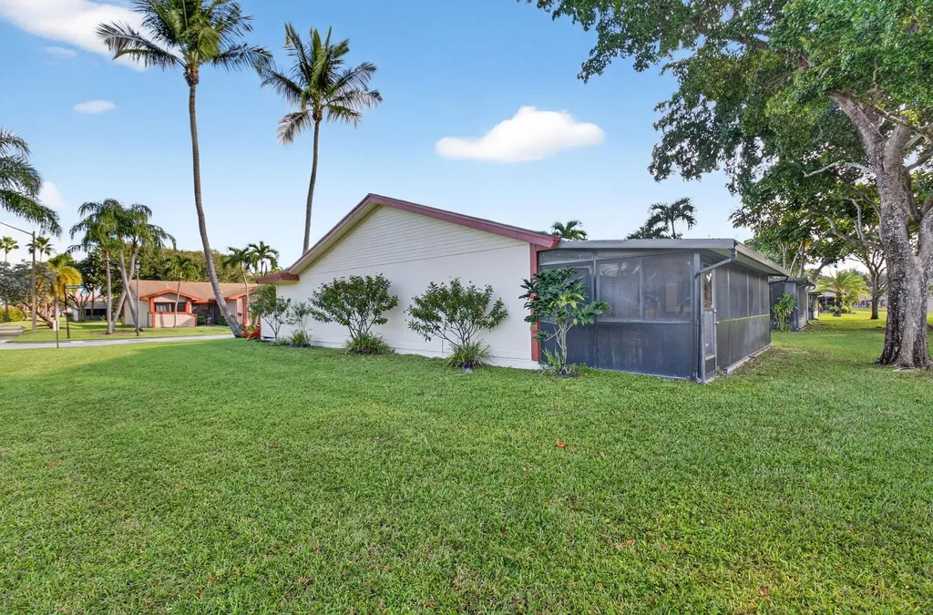 29 Fawlkland Circle Boynton Beach FL 33426