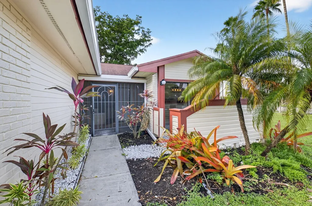 29 Fawlkland Circle Boynton Beach FL 33426
