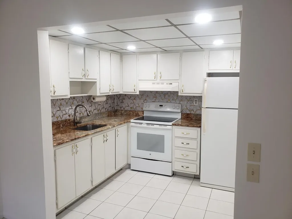 688 Burgundy O Delray Beach FL 33484