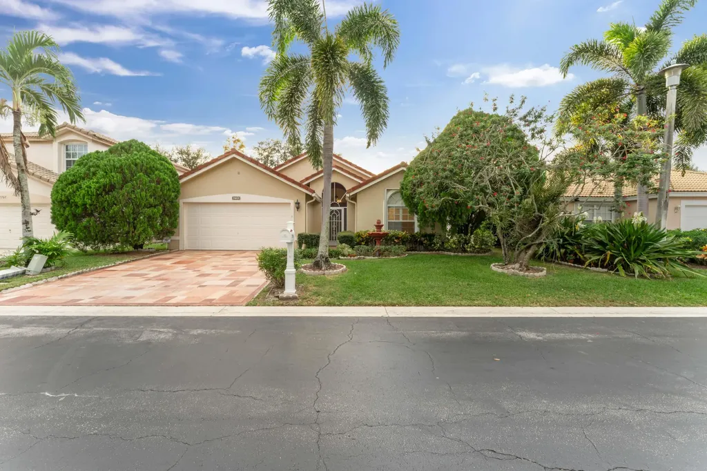 2705 Pointe Circle Greenacres FL 33413
