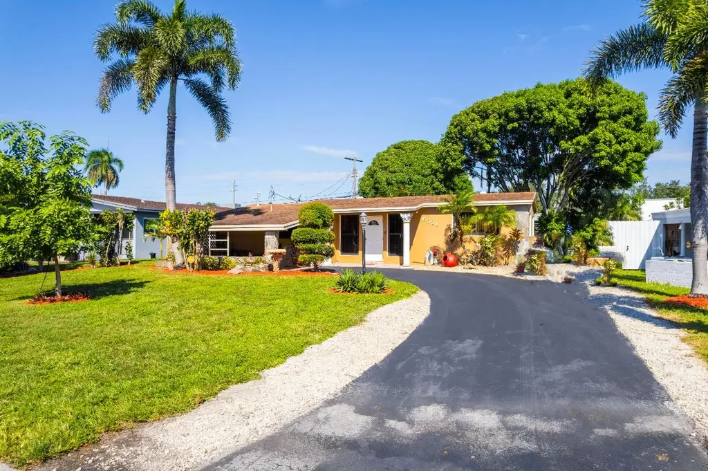 6731 Roosevelt Street Hollywood FL 33024