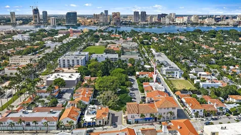 206 Phipps Plaza Palm Beach FL 33480