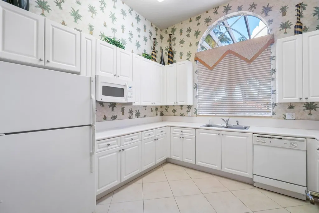 9915 Via Bernini Lake Worth FL 33467