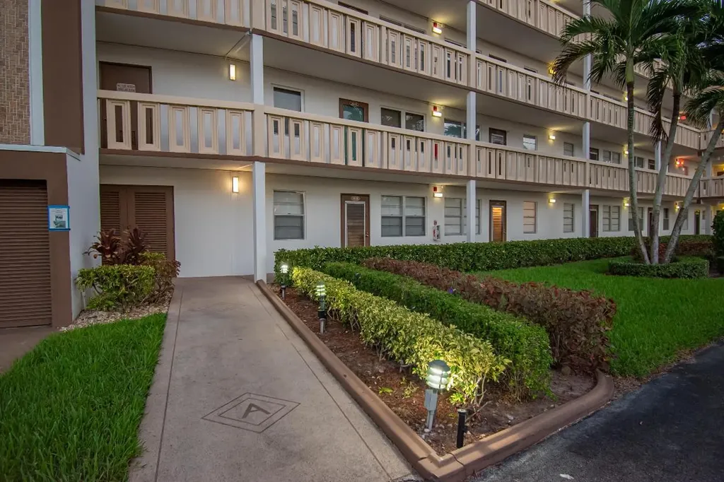 1006 Guildford A Boca Raton FL 33434